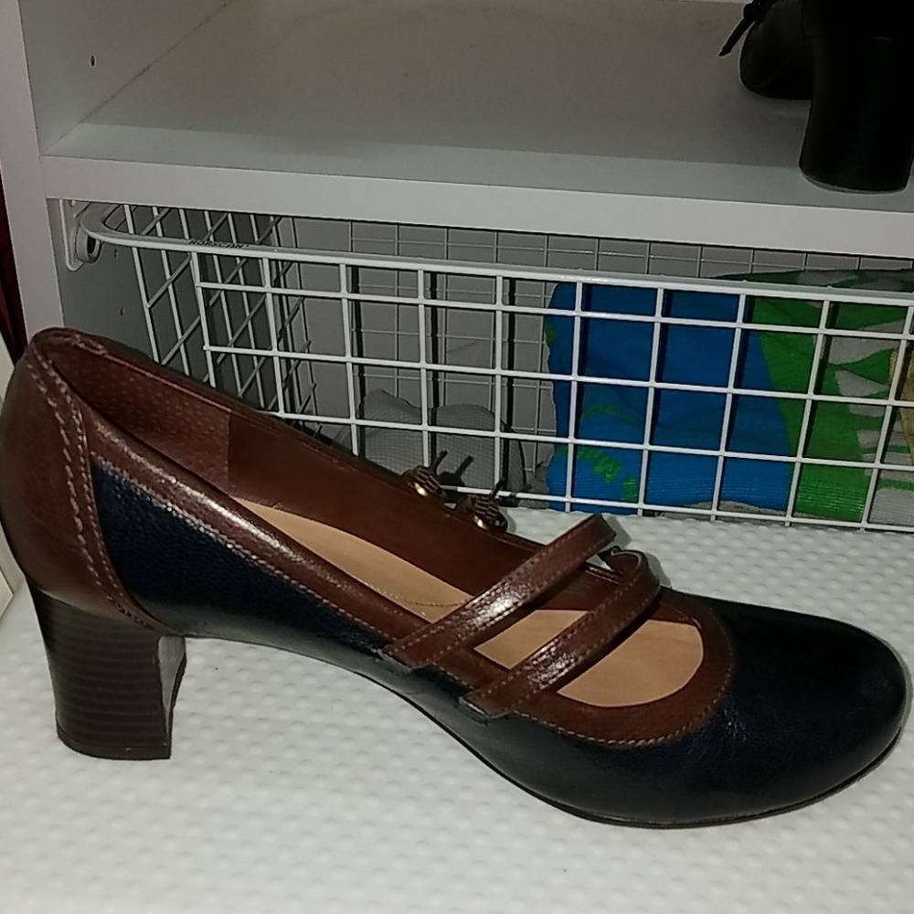 Shoes - Picture 5 of 7